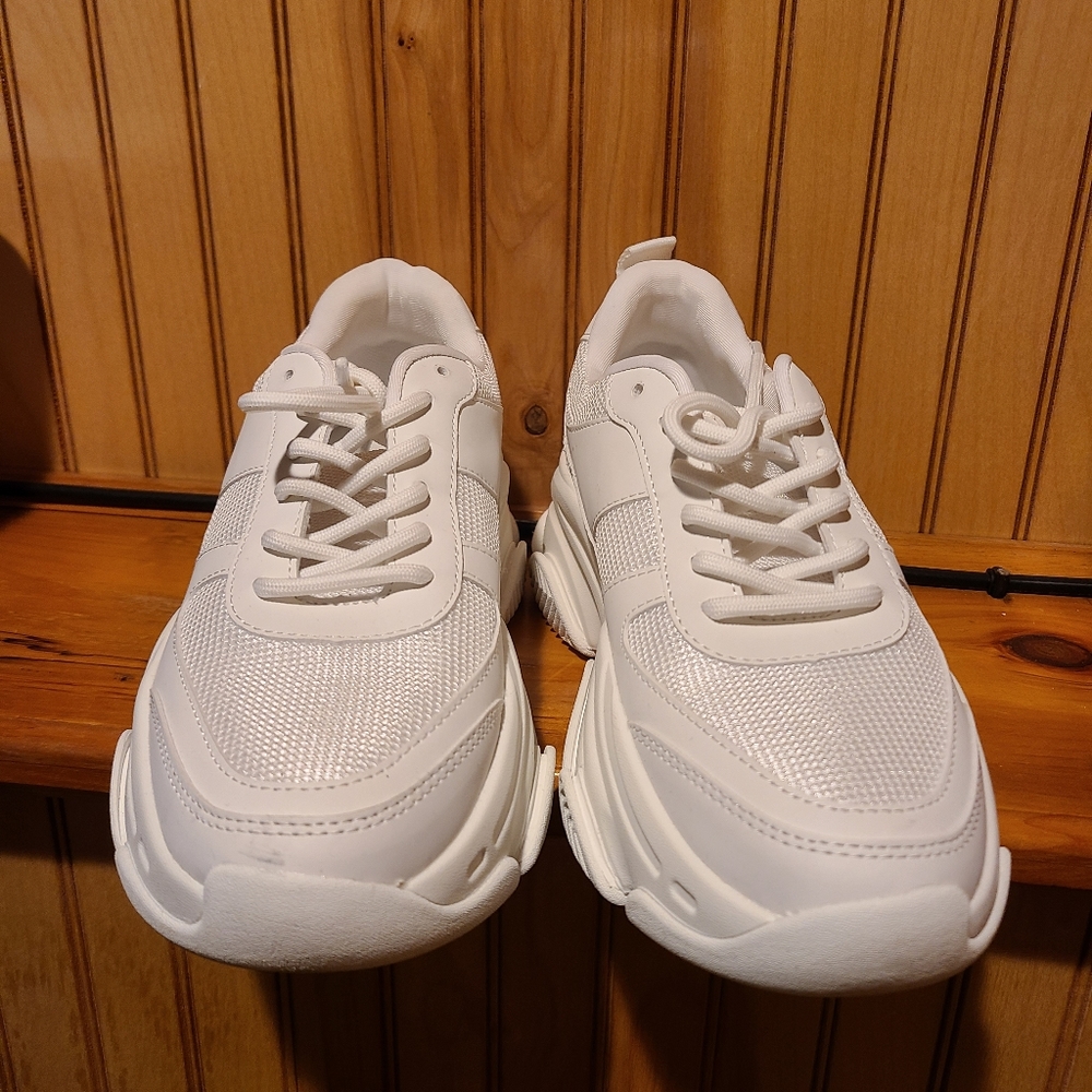 Steve madden 7 white sneaker determined